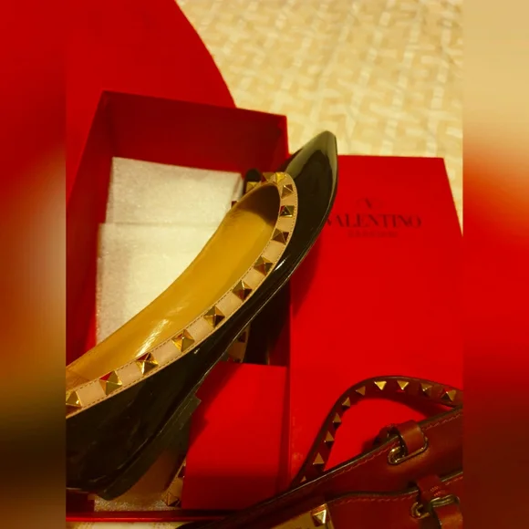 COPY - Size 7 Us ~ Au {Valentino Rockstud} flat heels  Black shine golden studd… - Picture 3 of 3